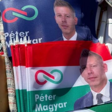 Magyar Péter arcképe a nemzeti zászlón: megint lesz mit kivágni