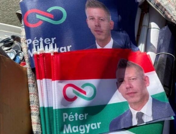 Magyar Péter arcképe a nemzeti zászlón: megint lesz mit kivágni