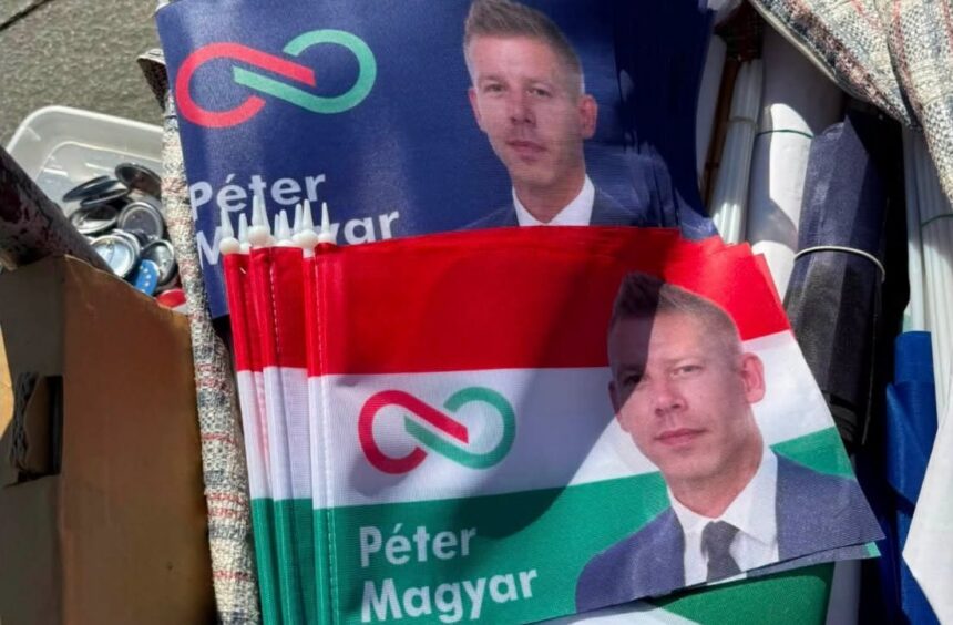 Magyar Péter arcképe a nemzeti zászlón: megint lesz mit kivágni